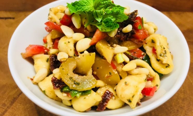 Nudelsalat mit Paprika, Tomaten, Aprikosen und Datteln