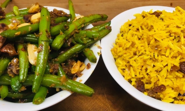 Grüne Bohnen mit Chakalaka und gebratenem Curry Reis