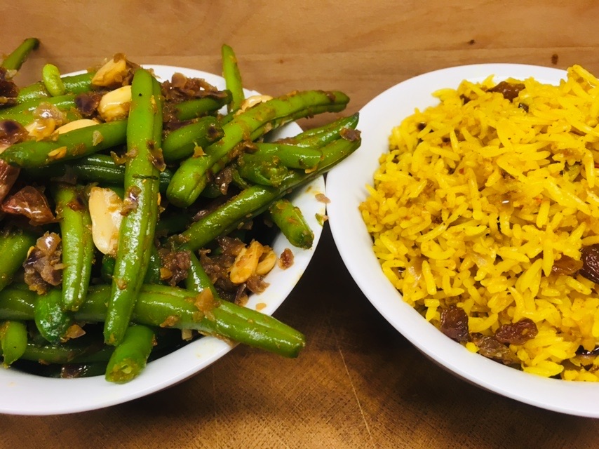 Grüne Bohnen mit Chakalaka und gebratenem Curry Reis