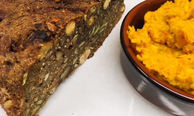 Superfood Chia Hanf Brot mit Kürbis Pesto