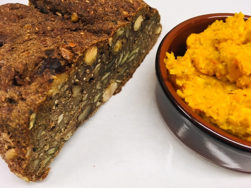 Superfood Chia Hanf Brot mit Kürbis Pesto
