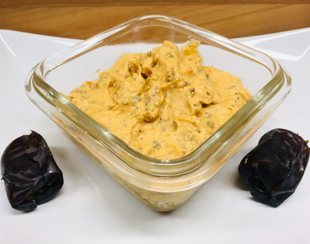 Pikanter Dattel Frischkäse Dip mit Harissa