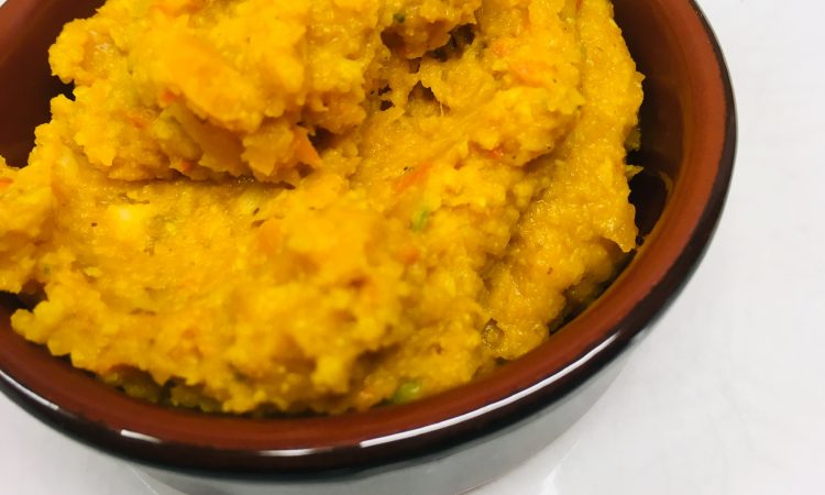 Kürbis Pesto mit Datteln, Haselnüssen und Orangen