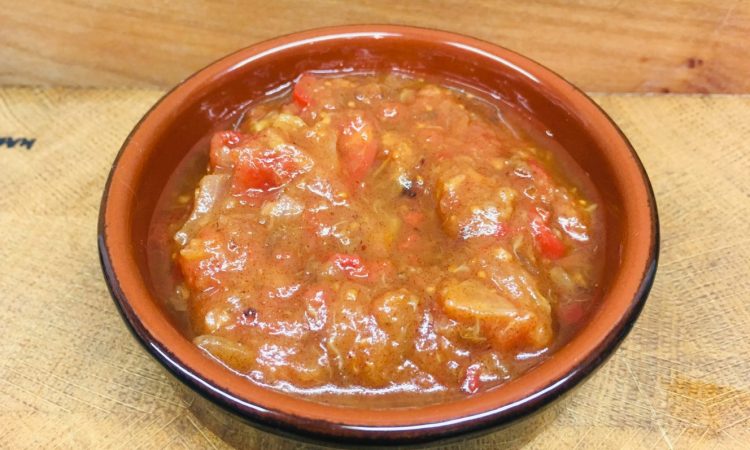Tomaten Chutney mit Feigen, Datteln, Safran und Harissa