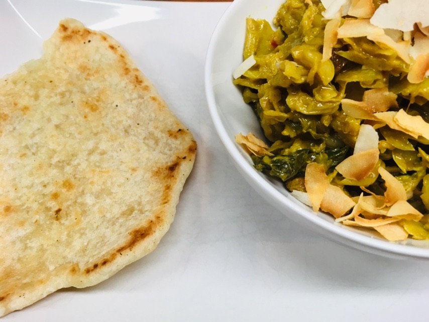 Wirsing Curry mit Rosinen, Nüssen und Kokosroti