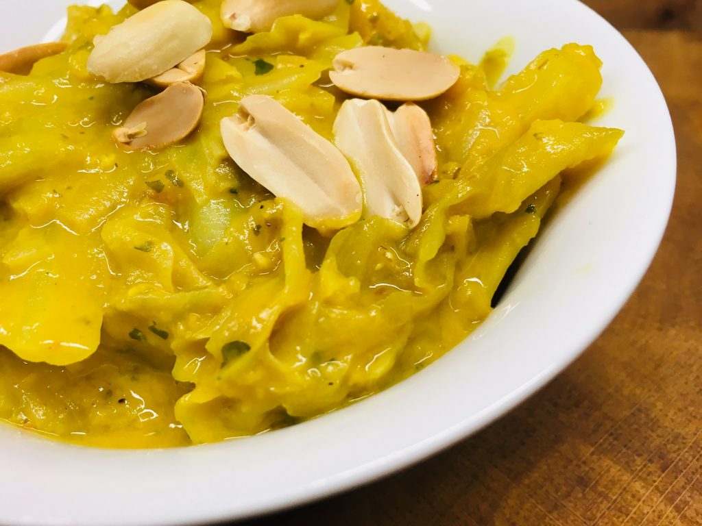 Weißkohl Erdnuss Curry mit Mango und Chili