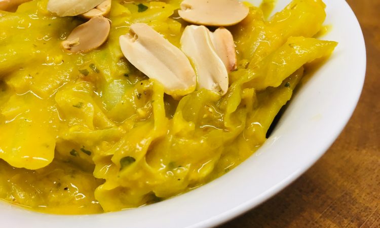 Weißkohl Erdnuss Curry mit Mango, Chili und roten Linsen