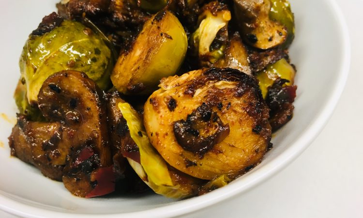 Gerösteter Rosenkohl mit koranischer BBQ Sauce und knusprigen Champignons