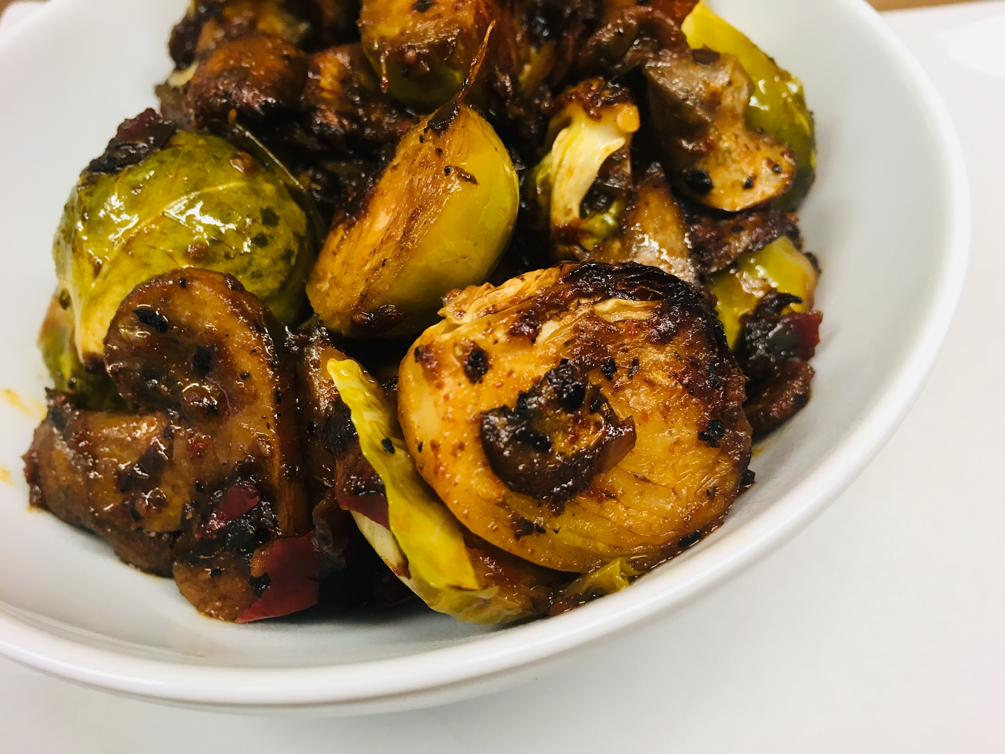 Gerösteter Rosenkohl mit koranischer BBQ Sauce und knusprigen Champignons