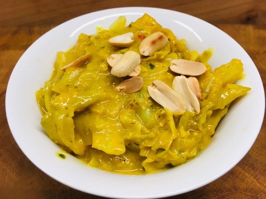Weißkohl Curry mit Erdnuss, Mango und Chili 