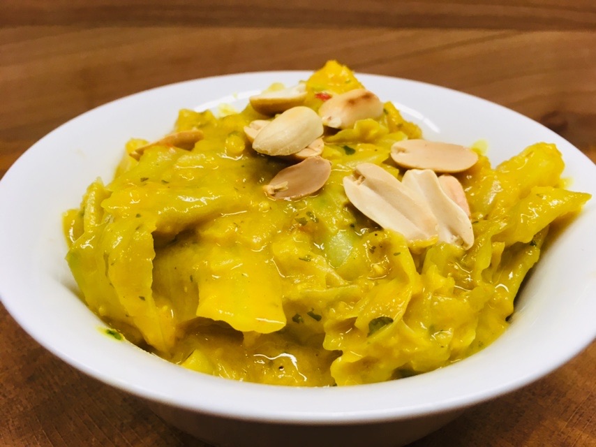 Weißkohl Curry mit Erdnuss, Mango und Chili