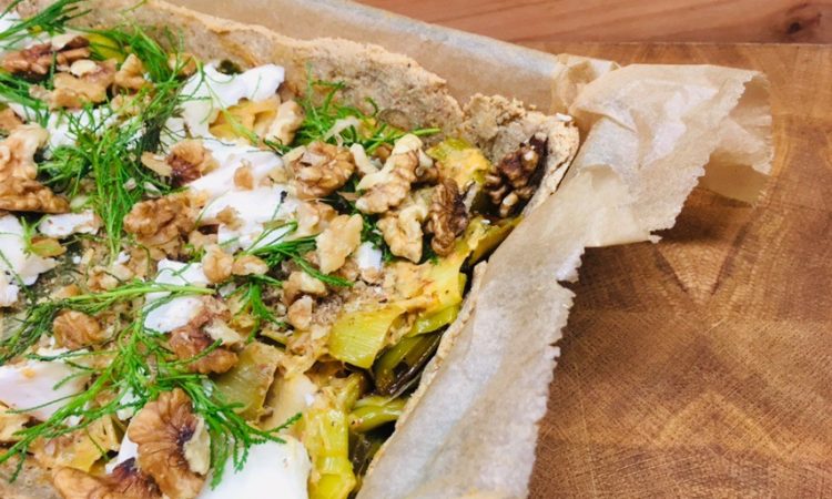 Porree Tarte mit karamellisiertem Lauch, Walnüssen und Olivenkraut