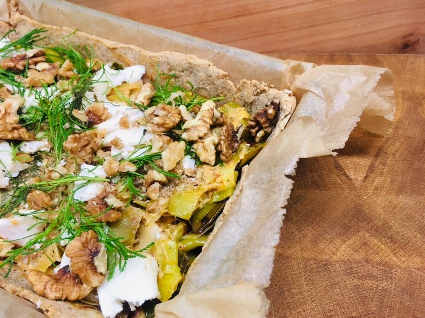 Porree Tarte mit karamellisiertem Lauch, Walnüssen und Olivenkraut