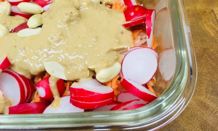 Rettich Karotten Salat mit Erdnuss Ingwer Dressing