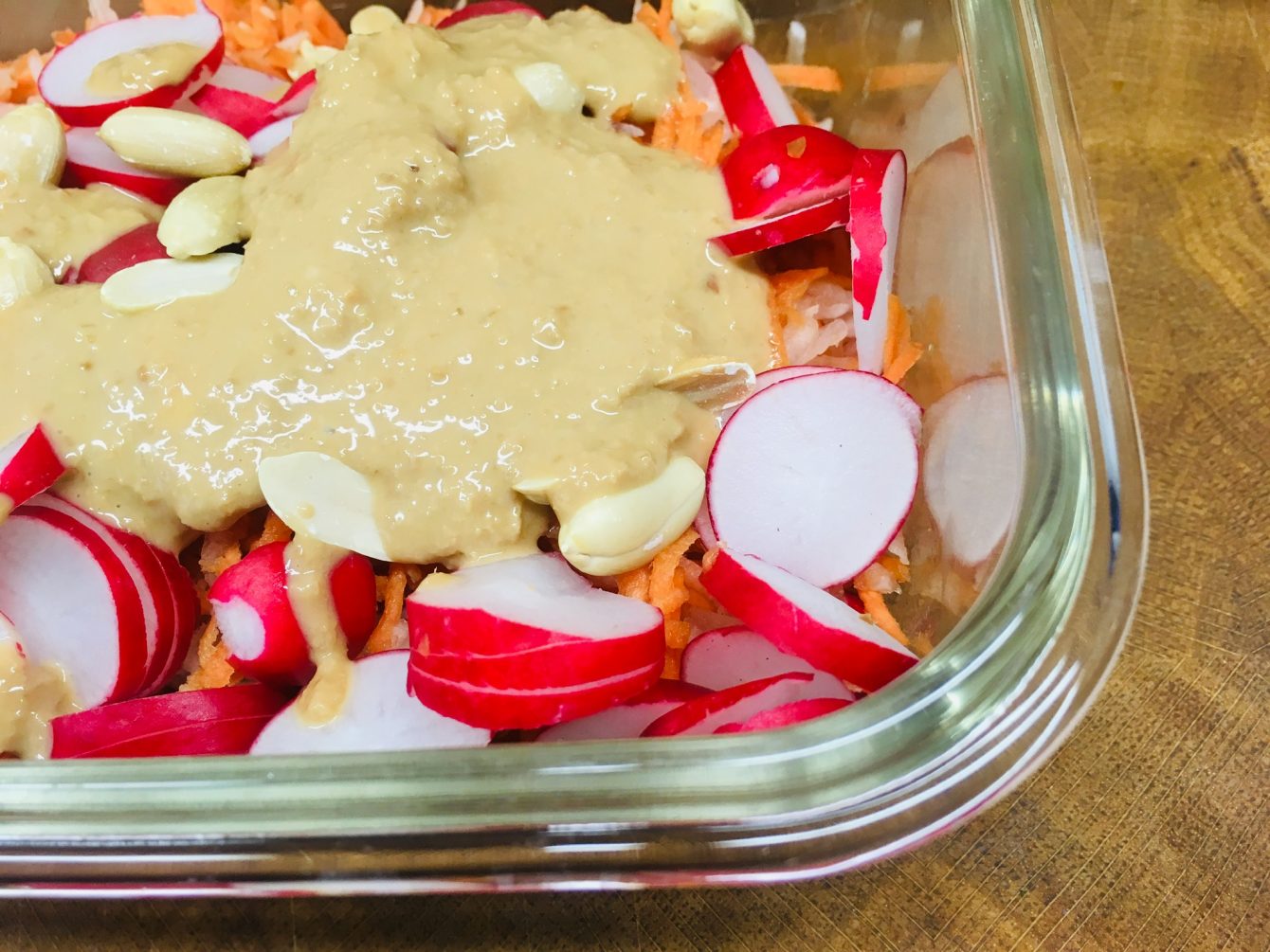 Rettich Karotten Salat mit Erdnuss Ingwer Dressing