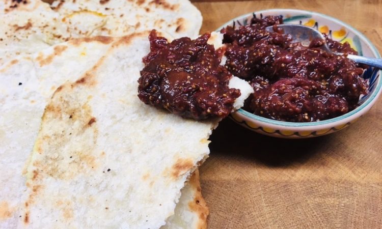Kokosroti mit Feigen Chutney