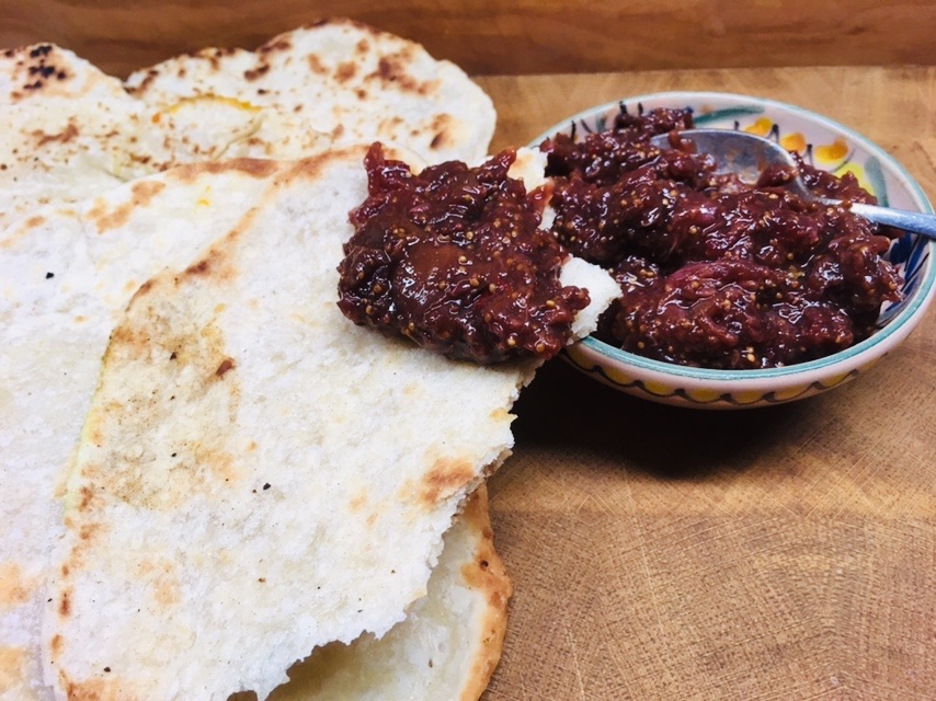 Kokosroti mit Feigen Chutney