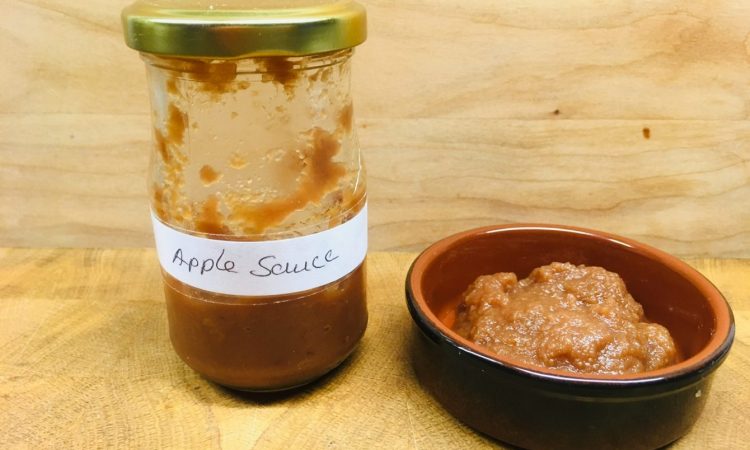 Apfelsauce mit Dattelsirup, Ingwer und Zimt