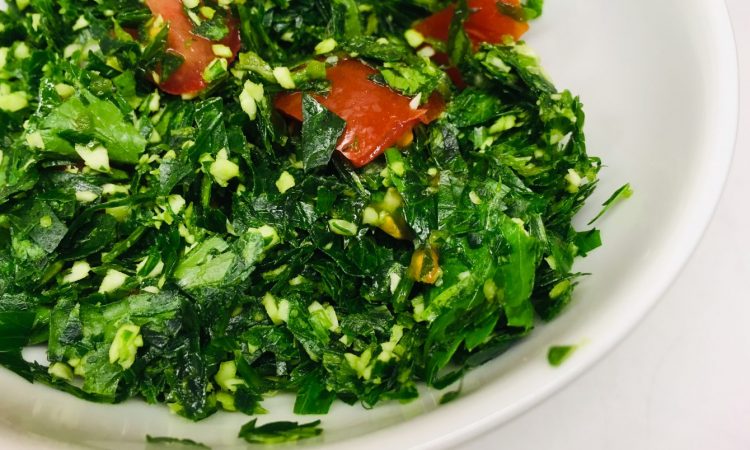 Gotu Kola Sambol: Kräuter-Salat mit Chilis, Zwiebeln, Tomaten und Limettensaft
