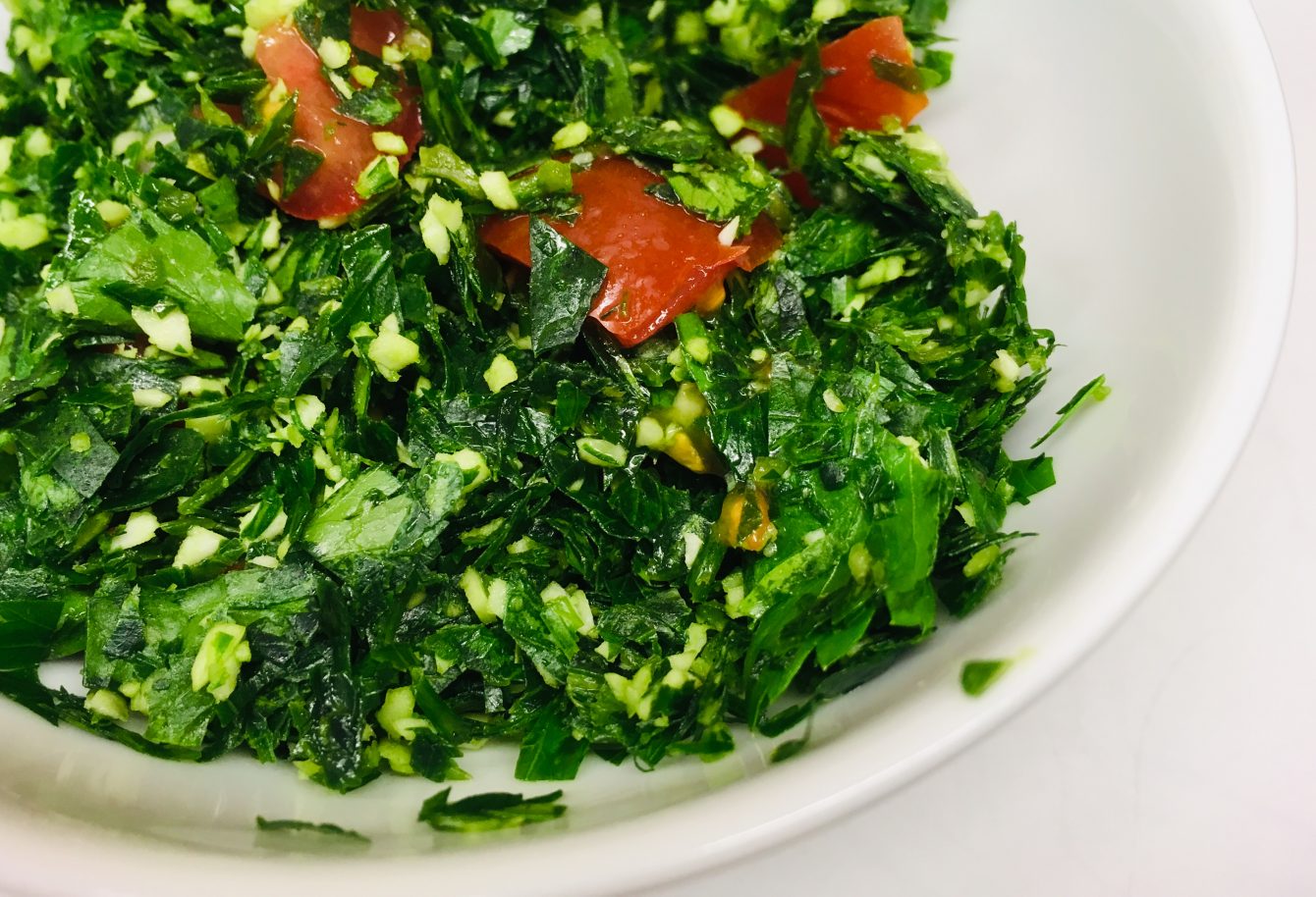 Gotu Kola Sambol: Kräuter-Salat mit Chilis, Zwiebeln, Tomaten und Limettensaft