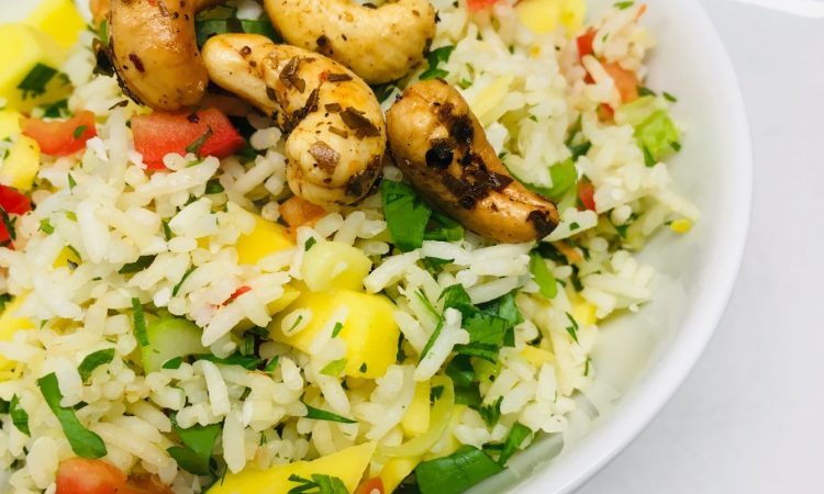 Reissalat mit Mango, Chilis, Kokosnuss und Cashews