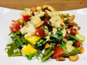 Blumenkohl Salat mit Mango, Kokos und Cashew Dressing
