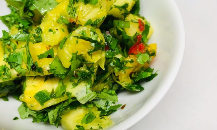 Ananas Salat mit Chilis und Koriander