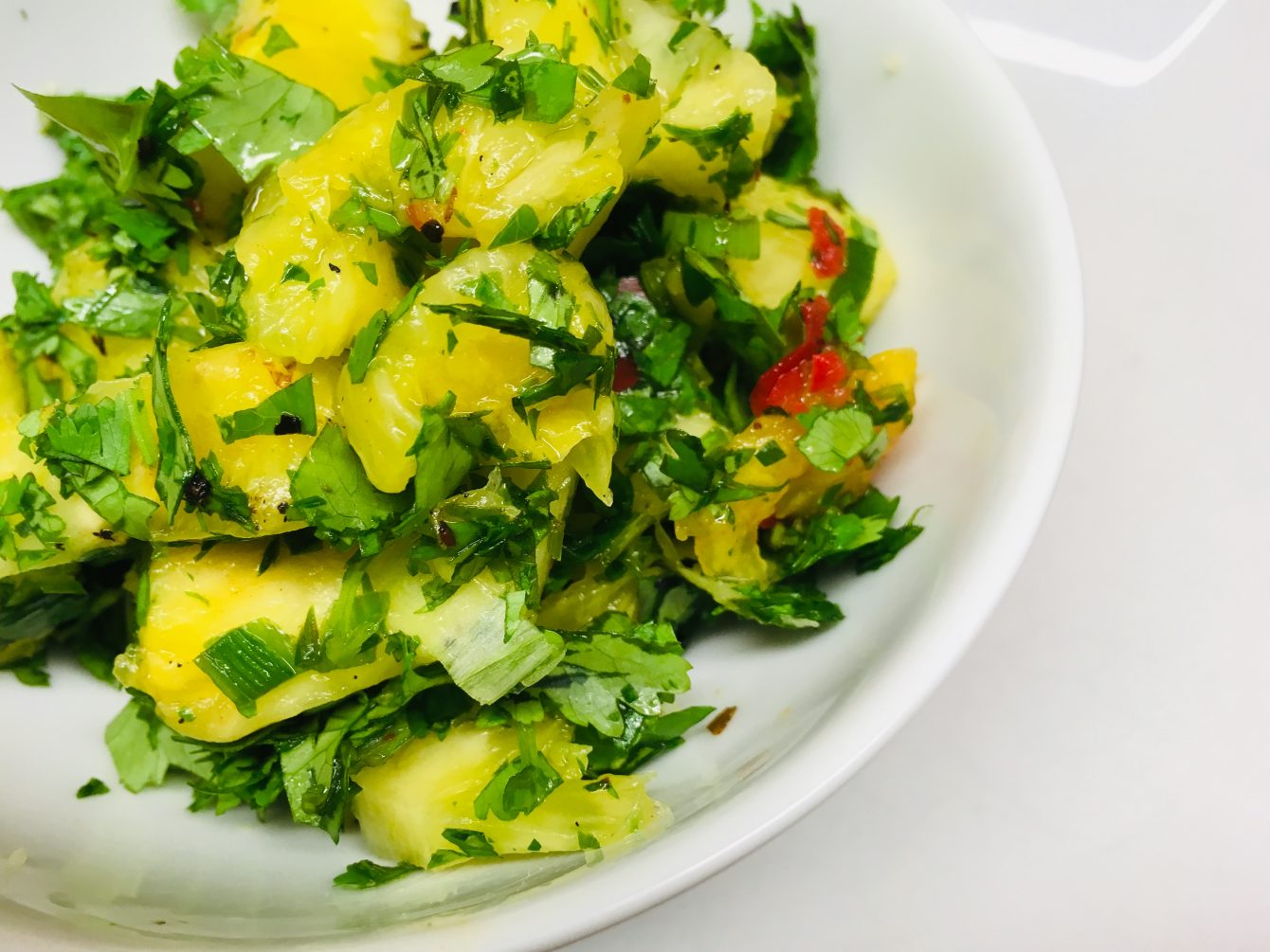 Ananas Salat mit Chilis und Koriander