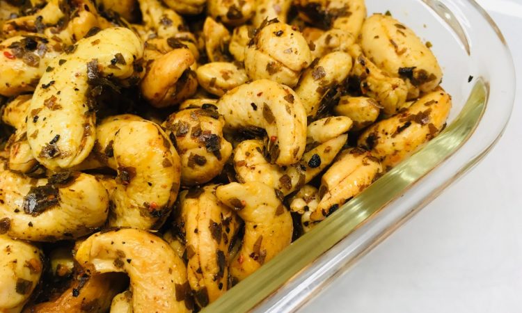 Devilled Cashews: Cashewkerne mit Chili und Curryblätter