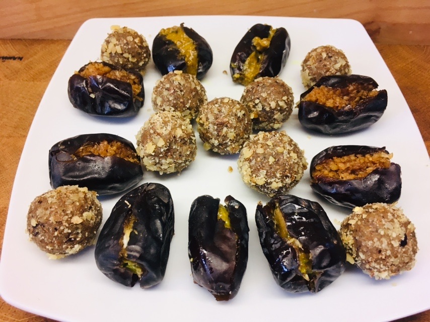Lebkuchen-Energiebällchen und Dattelkonfekt mit Kokos-Jaggery und Pistazien-Halva
