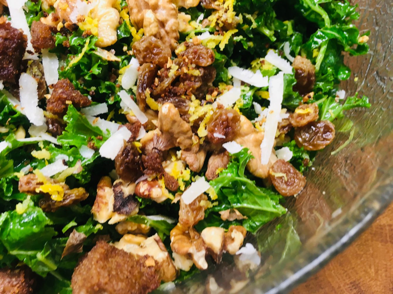 Toskanischer Grünkohl Salat mit Sultaninen, Walnüssen und Pecorino