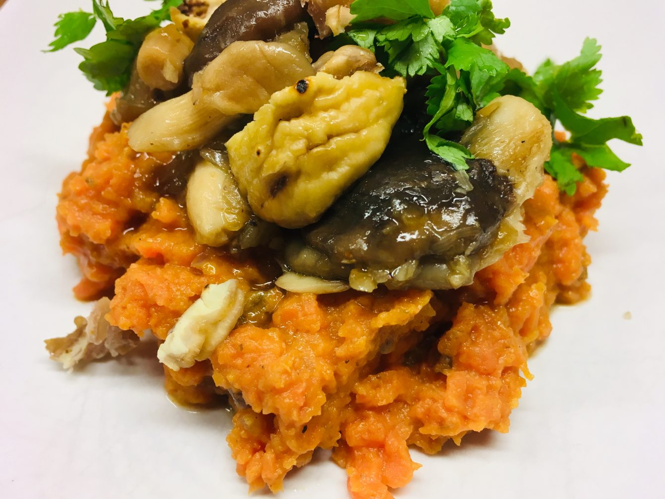 Süßkartoffel Püree mit Pilzen und Maronen