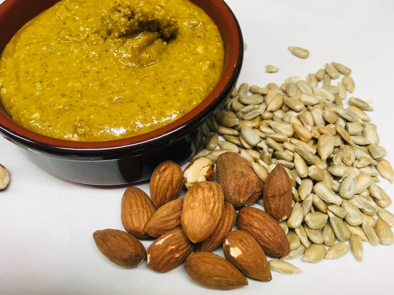 Mandel Butter mit Sonnenblumenkernen, Vanille und Zimt