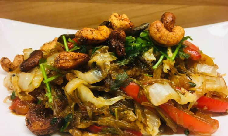 Gebratener Chinakohl mit Paprika und Cashewkernen