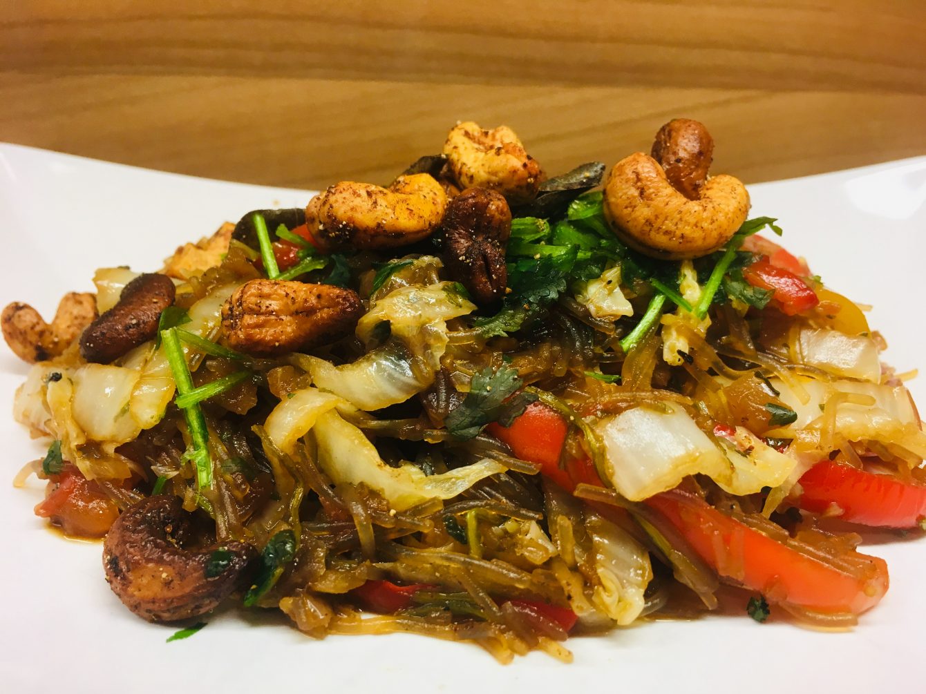 Gebratener Chinakohl mit Paprika und Cashewkernen