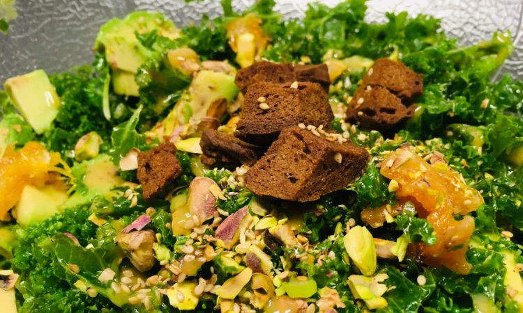 Grünkohl Salat mit Avocado, Chili-Orangen und Pistazien