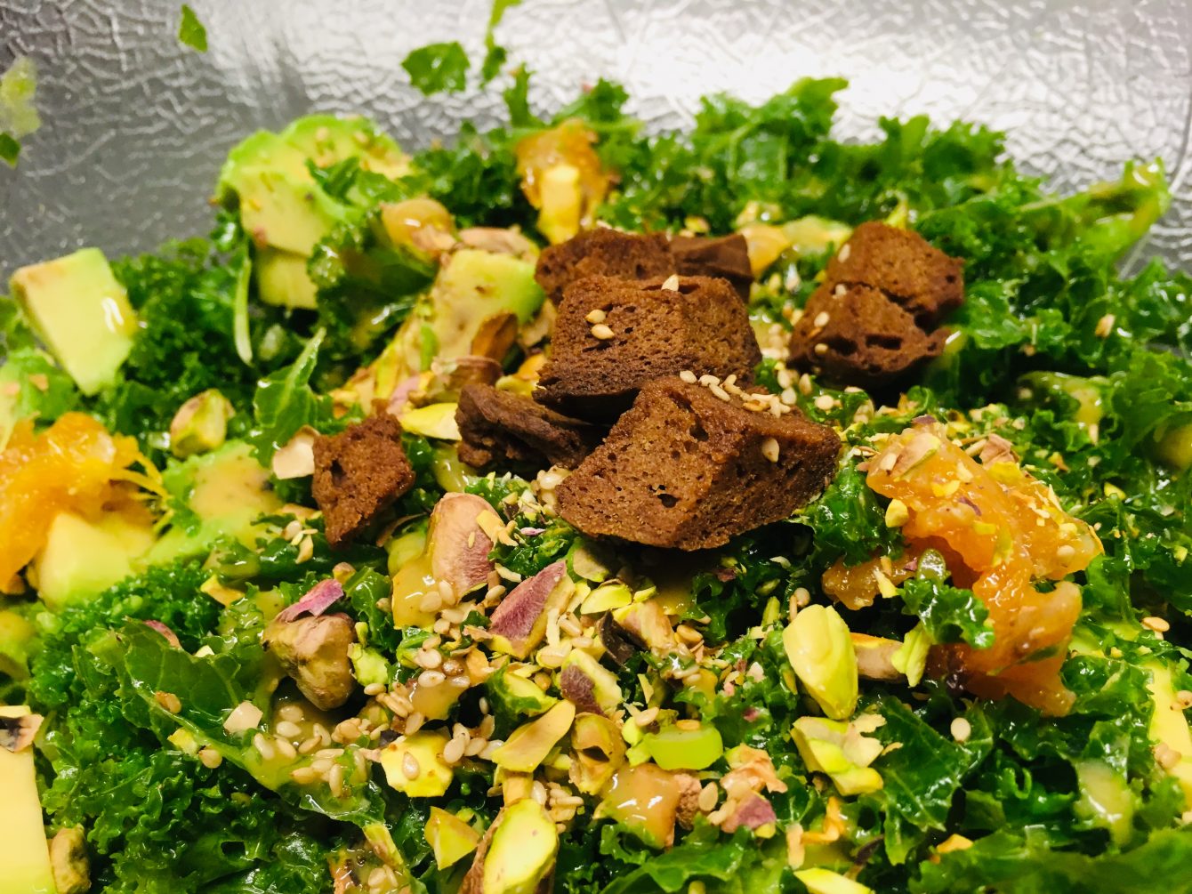Grünkohl Salat mit Avocado, Chili-Orangen und Pistazien