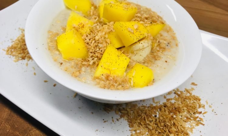 Low Carb Kokos Porridge mit Mango und Banane