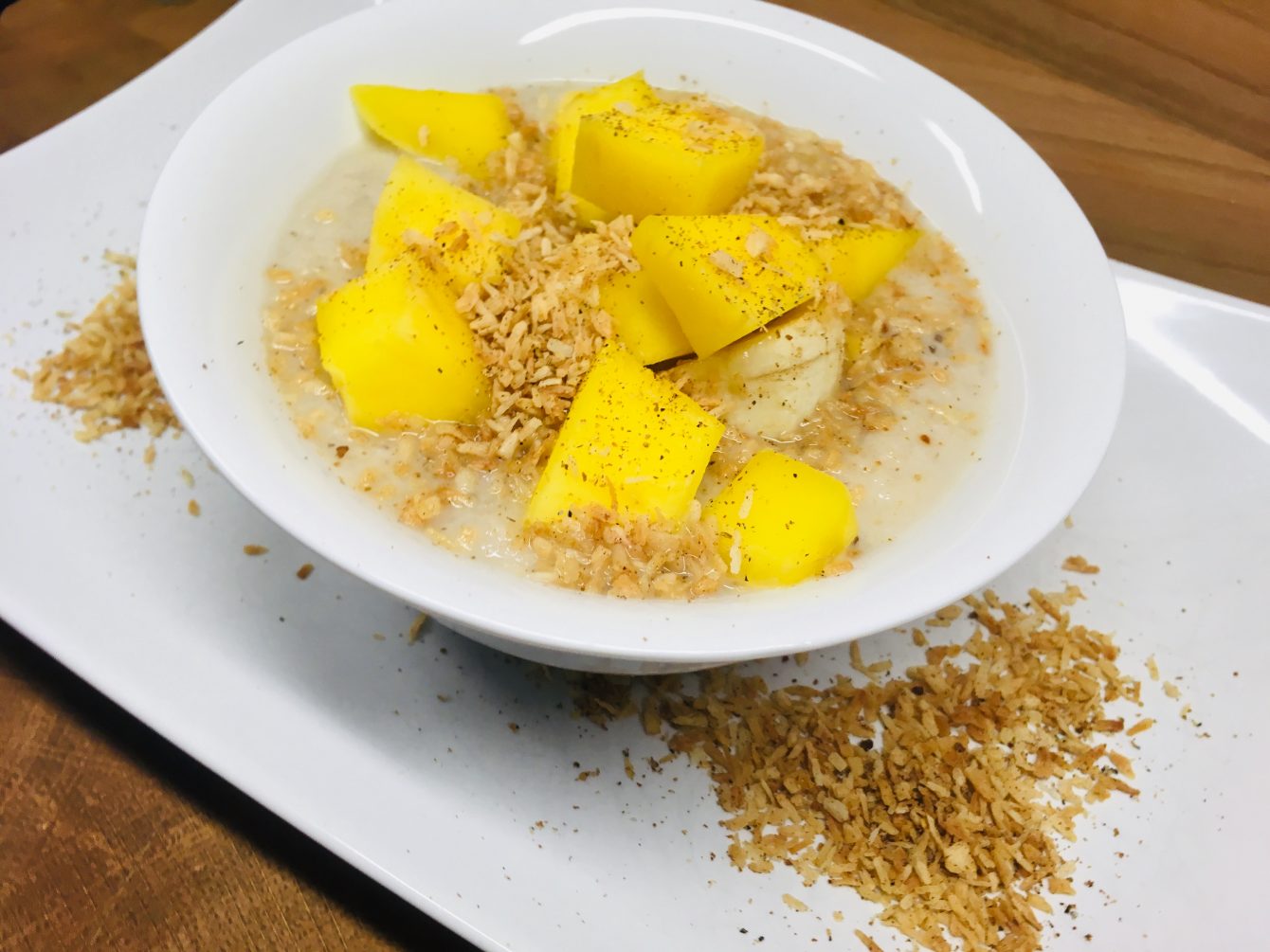 Low Carb Kokos Porridge mit Mango und Banane