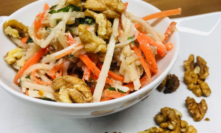 Kohlrabi Salat mit Äpfeln und Walnuss Miso Dessing