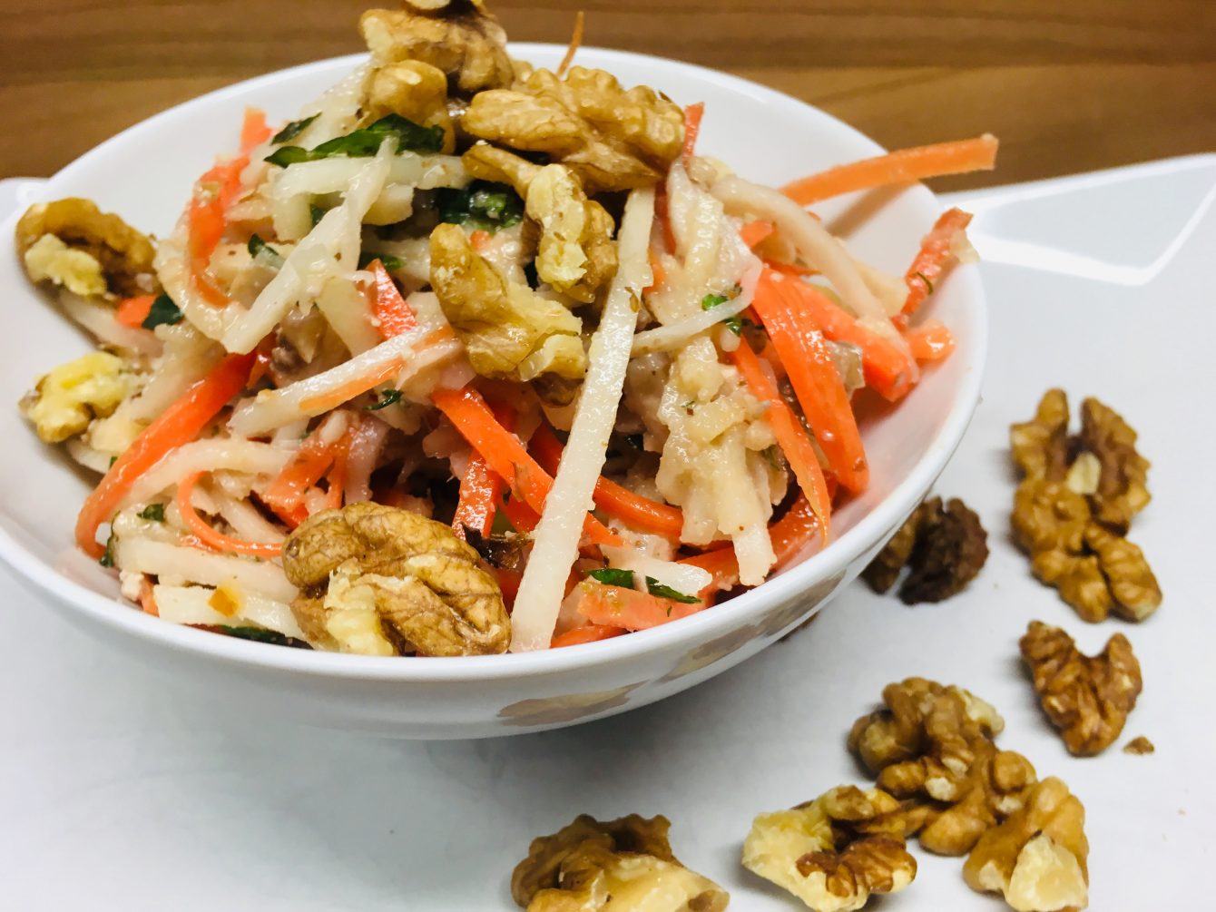 Kohlrabi Salat mit Äpfeln und Walnuss Miso Dessing