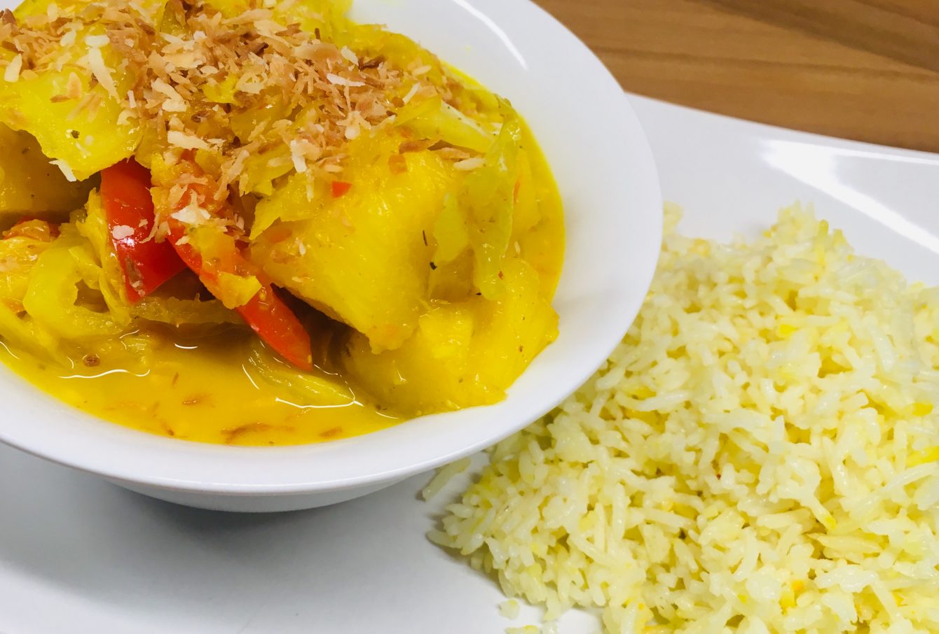 Chinakohl Curry mit Ananas und Kokos-Safran-Reis