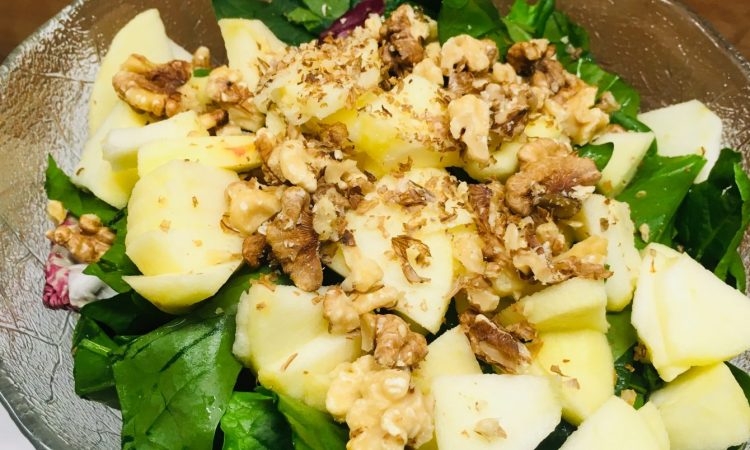 Feldsalat mit Äpfeln, Walnüssen und Orangen Tahini Dressing