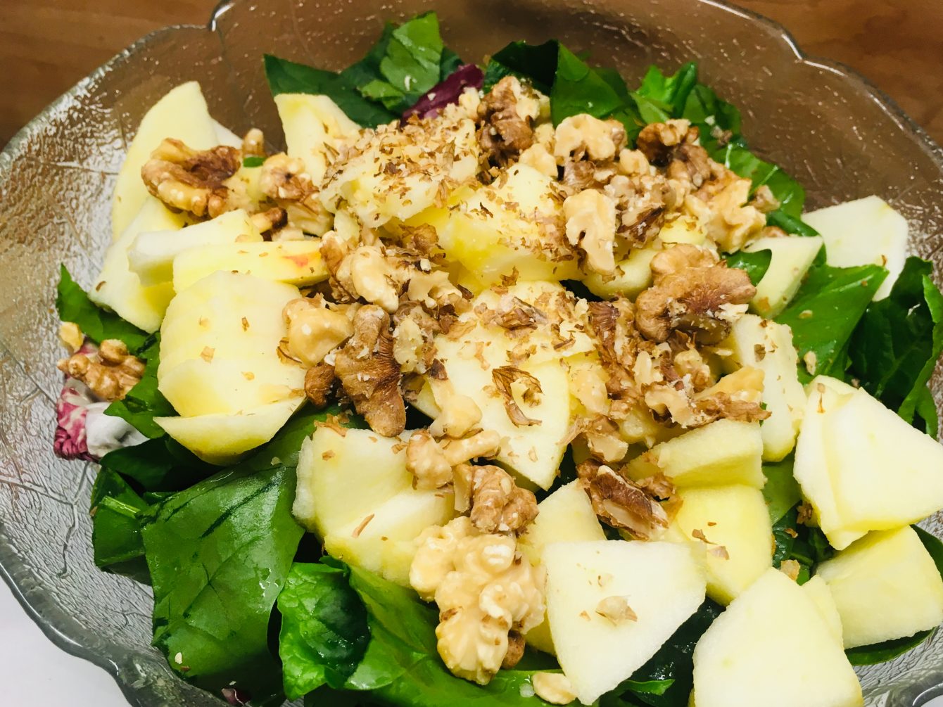 Feldsalat mit Äpfeln, Walnüssen und Orangen Tahini Dressing