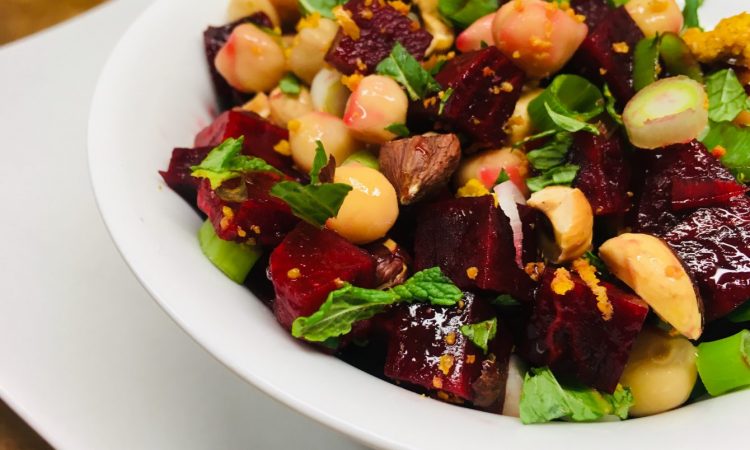 Rote Bete Salat mit Kichererbsen, Haselnüssen, frischer Minze und Za’atar