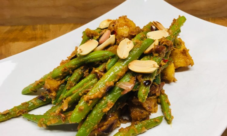 Grüne Bohnen und Kartoffeln in cremiger Erdnuss Sauce