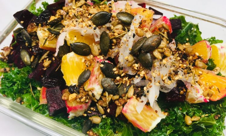 Grünkohl Salat mit Rote Bete, Orangen, Cranberries und Kürbiskernen