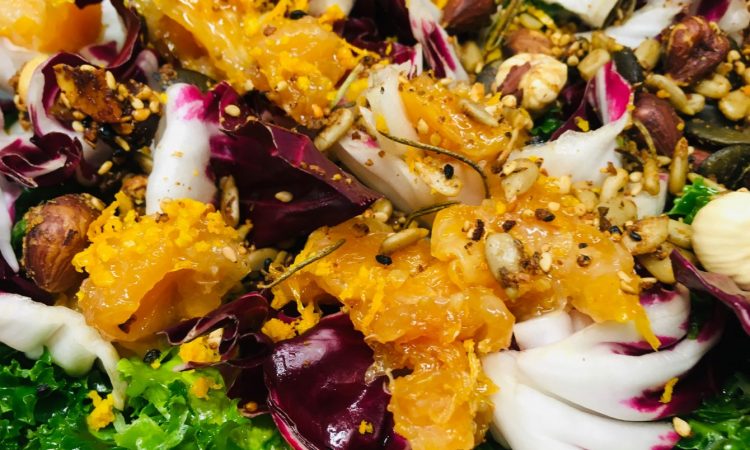 Grünkohl Salat mit Chili-Orangen, Äpfeln und Haselnüssen