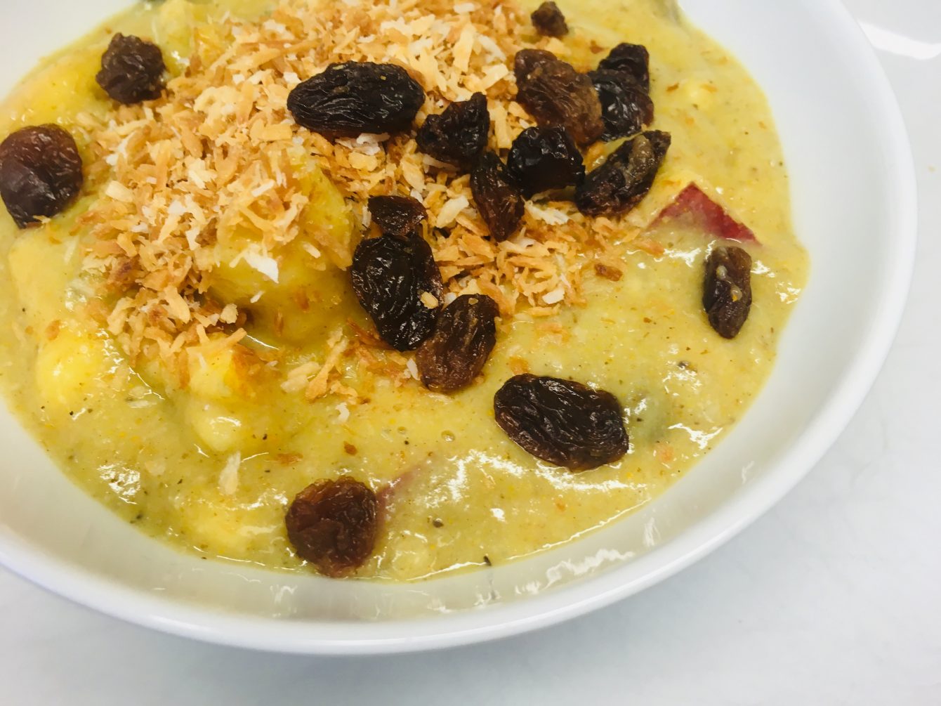 Ayurvedisches Porridge mit Äpfeln, Kokos und Kurkuma