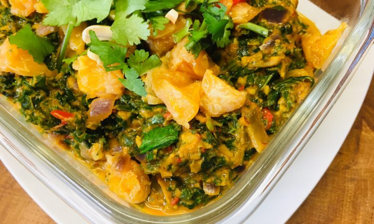 Afrikanisches Erdnuss Curry mit Grünkohl und Chili Orangen